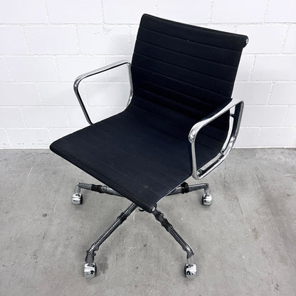 Eames Aluminium Chair EA 117 Work, Vitra, Hopsak, Schwarz