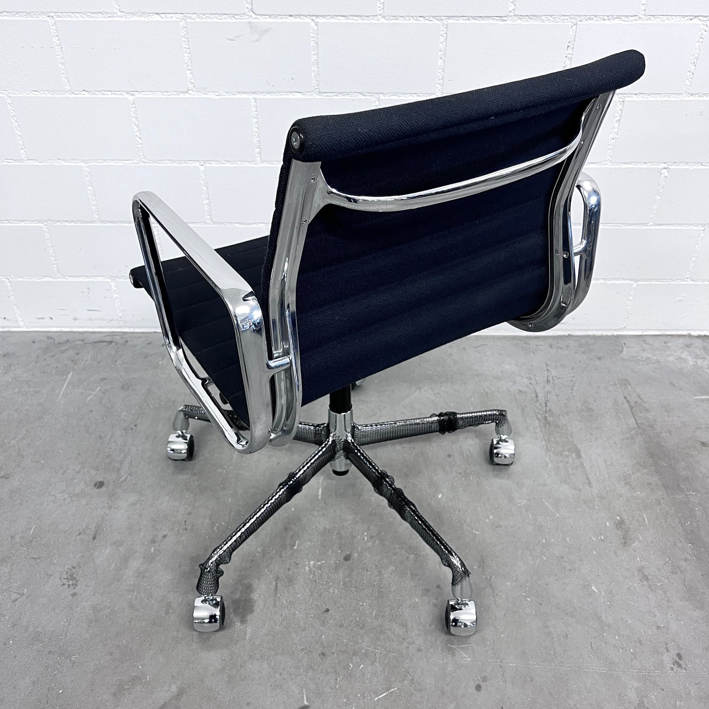 Eames Aluminium Chair EA 117 Work, Vitra, Hopsak, Schwarz