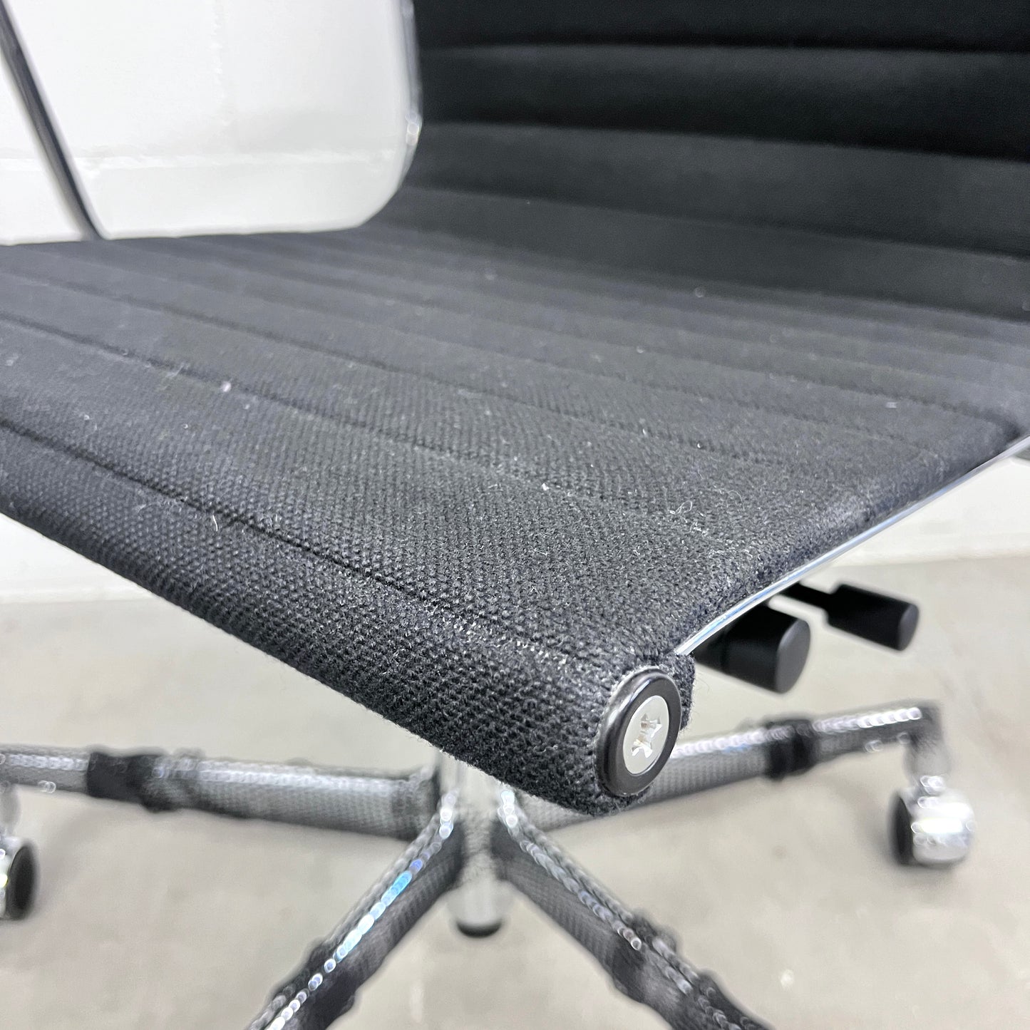 Eames Aluminium Chair EA 117 Work, Vitra, Hopsak, Schwarz