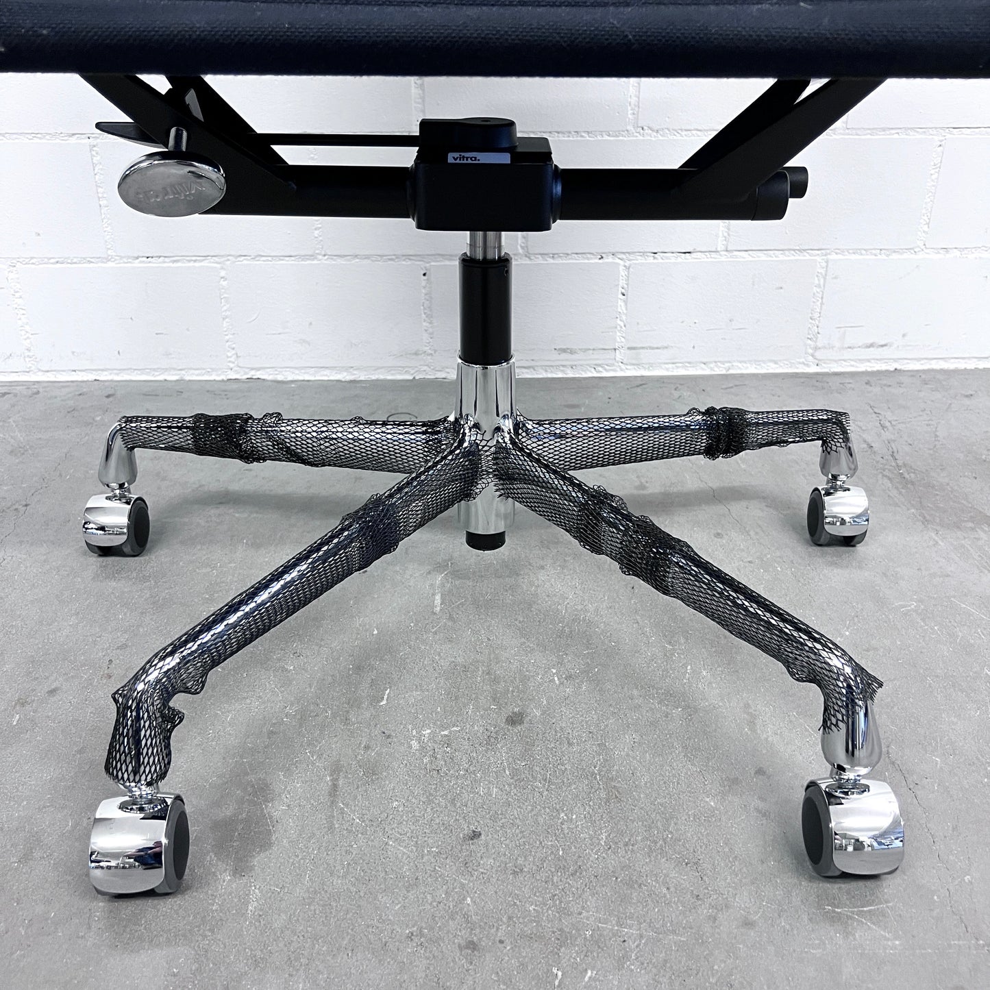 Eames Aluminium Chair EA 117 Work, Vitra, Hopsak, Schwarz