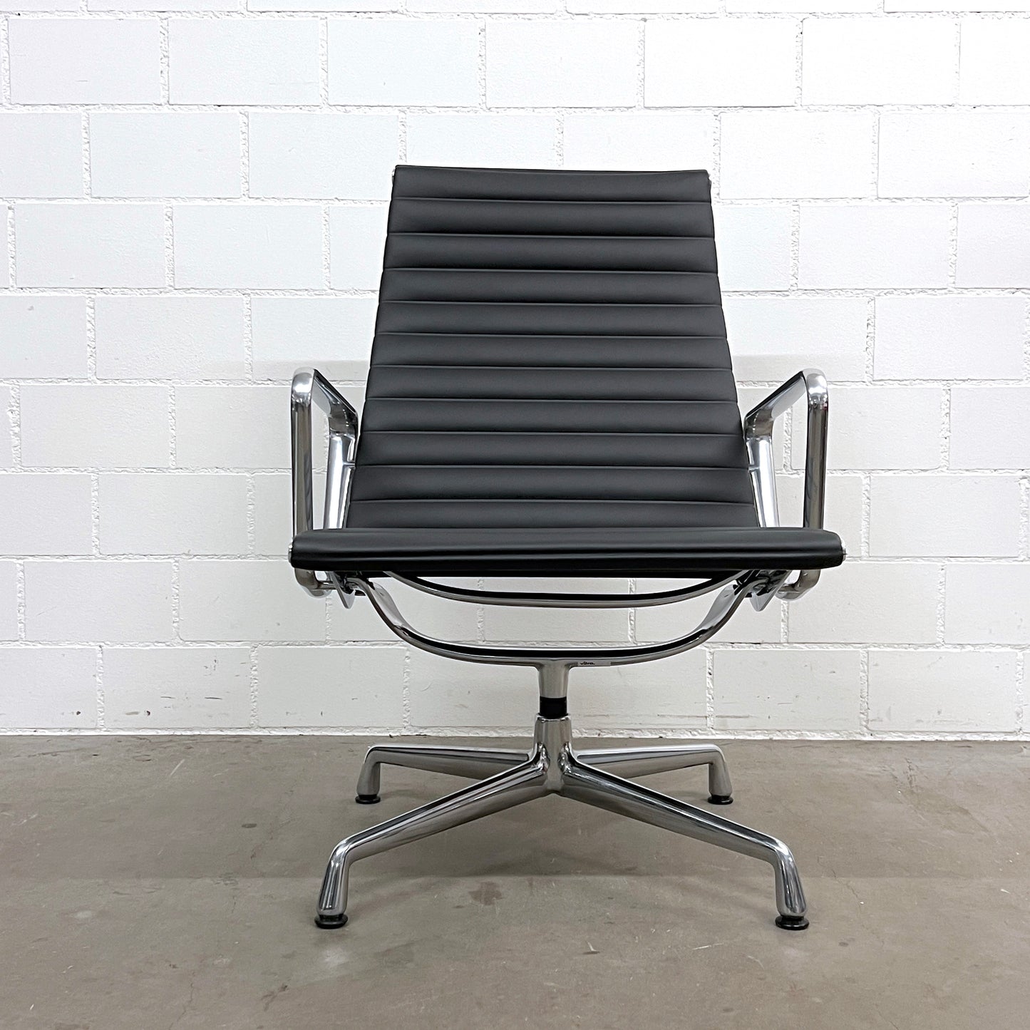 Eames Aluminium Chair Lounge EA 124, Vitra, Leder, Schwarz