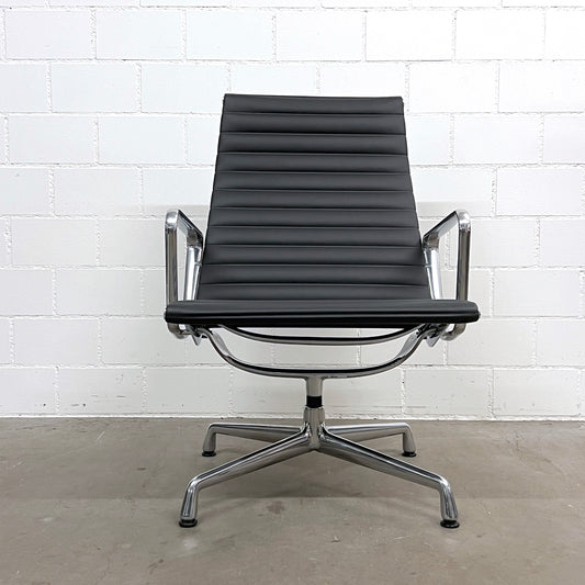 Eames Aluminium Chair Lounge EA 124, Vitra, Leder, Schwarz
