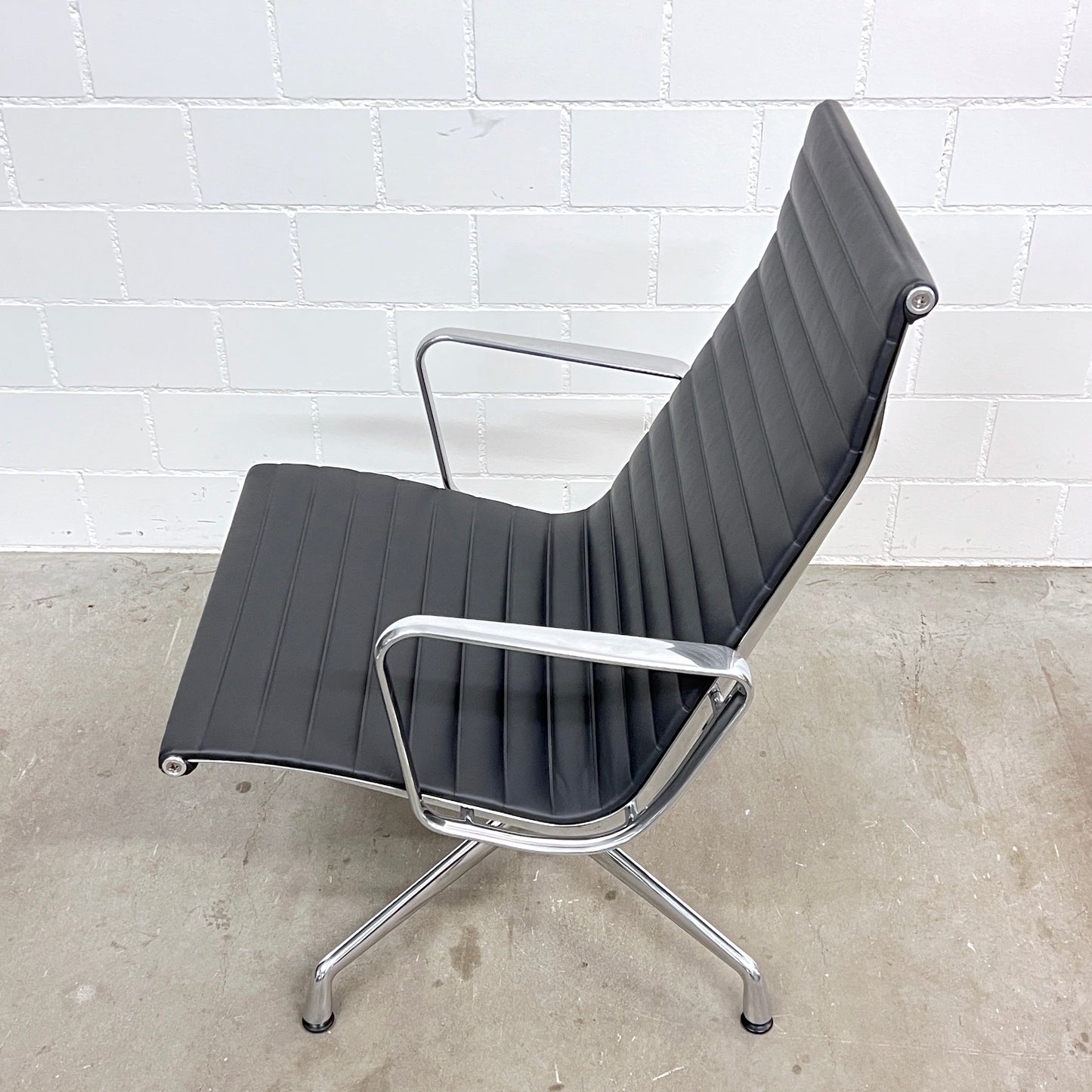 Eames Aluminium Chair Lounge EA 124, Vitra, Leder, Schwarz