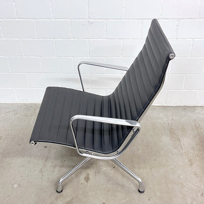 Eames Aluminium Chair Lounge EA 124, Vitra, Leder, Schwarz