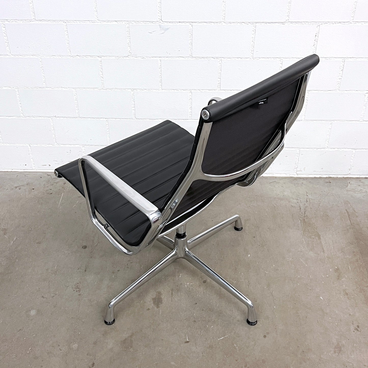 Eames Aluminium Chair Lounge EA 124, Vitra, Leder, Schwarz