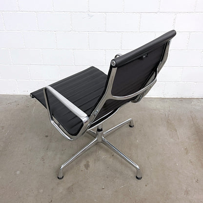 Eames Aluminium Chair Lounge EA 124, Vitra, Leder, Schwarz