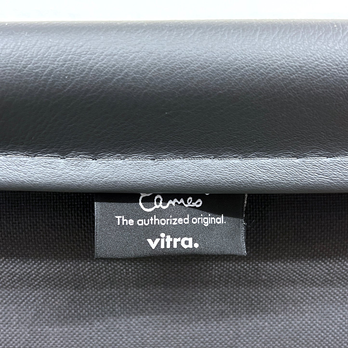 Eames Aluminium Chair Lounge EA 124, Vitra, Leder, Schwarz