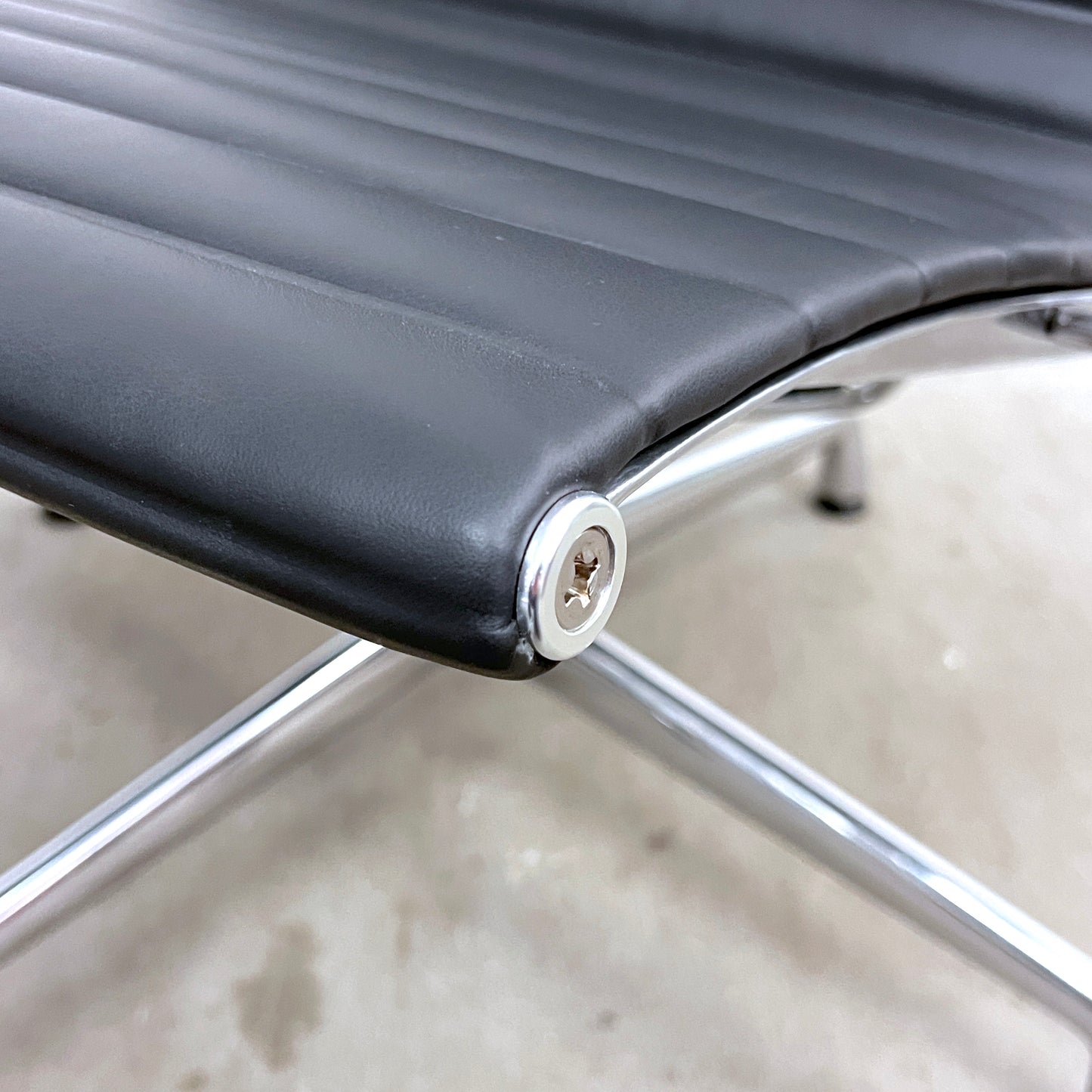 Eames Aluminium Chair Lounge EA 124, Vitra, Leder, Schwarz