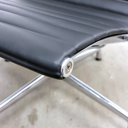 Eames Aluminium Chair Lounge EA 124, Vitra, Leder, Schwarz