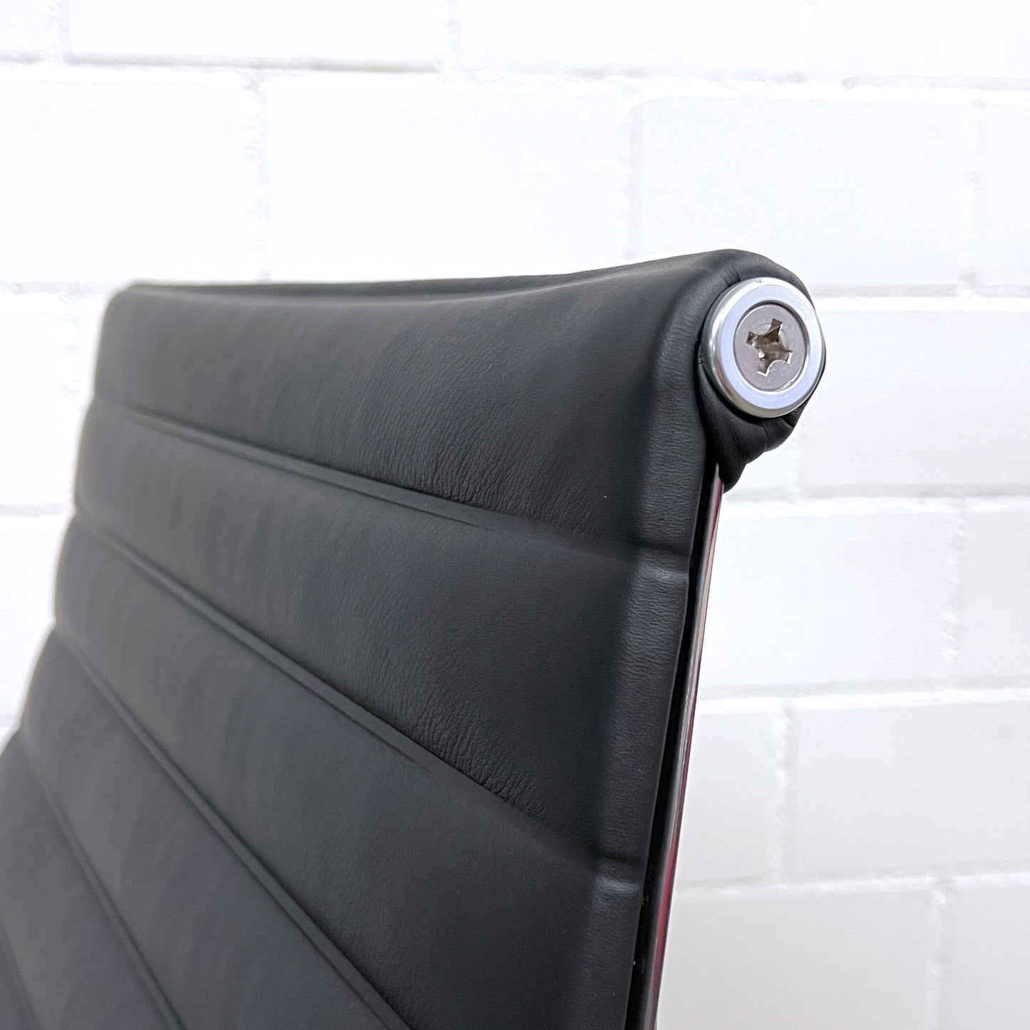 Eames Aluminium Chair Lounge EA 124, Vitra, Leder, Schwarz