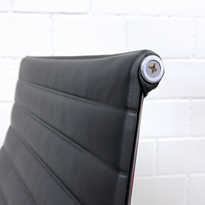 Eames Aluminium Chair Lounge EA 124, Vitra, Leder, Schwarz