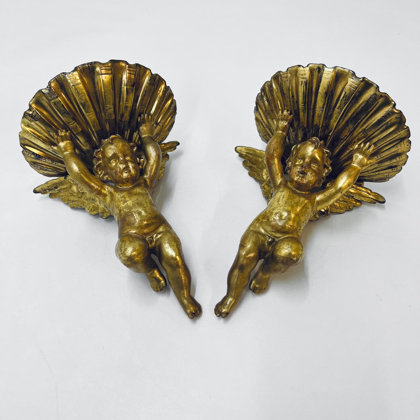 Zwei Engel mit Muscheln, Wanddekoration