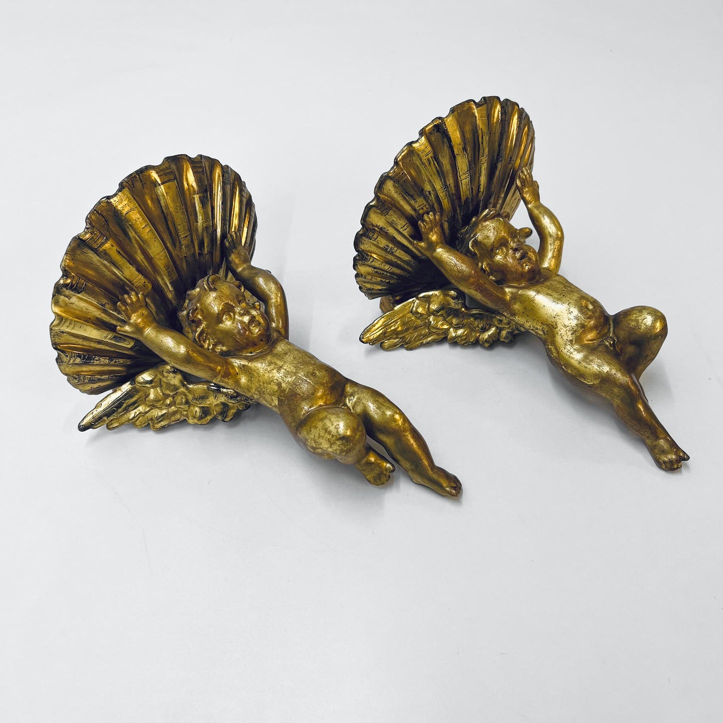 Zwei Engel mit Muscheln, Wanddekoration