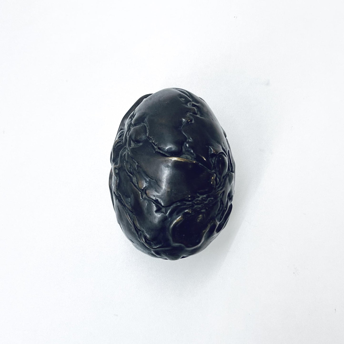 Schlafende Frau in einem Ei, Bronze