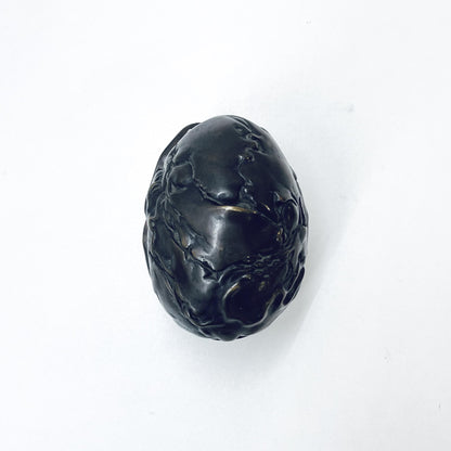 Schlafende Frau in einem Ei, Bronze