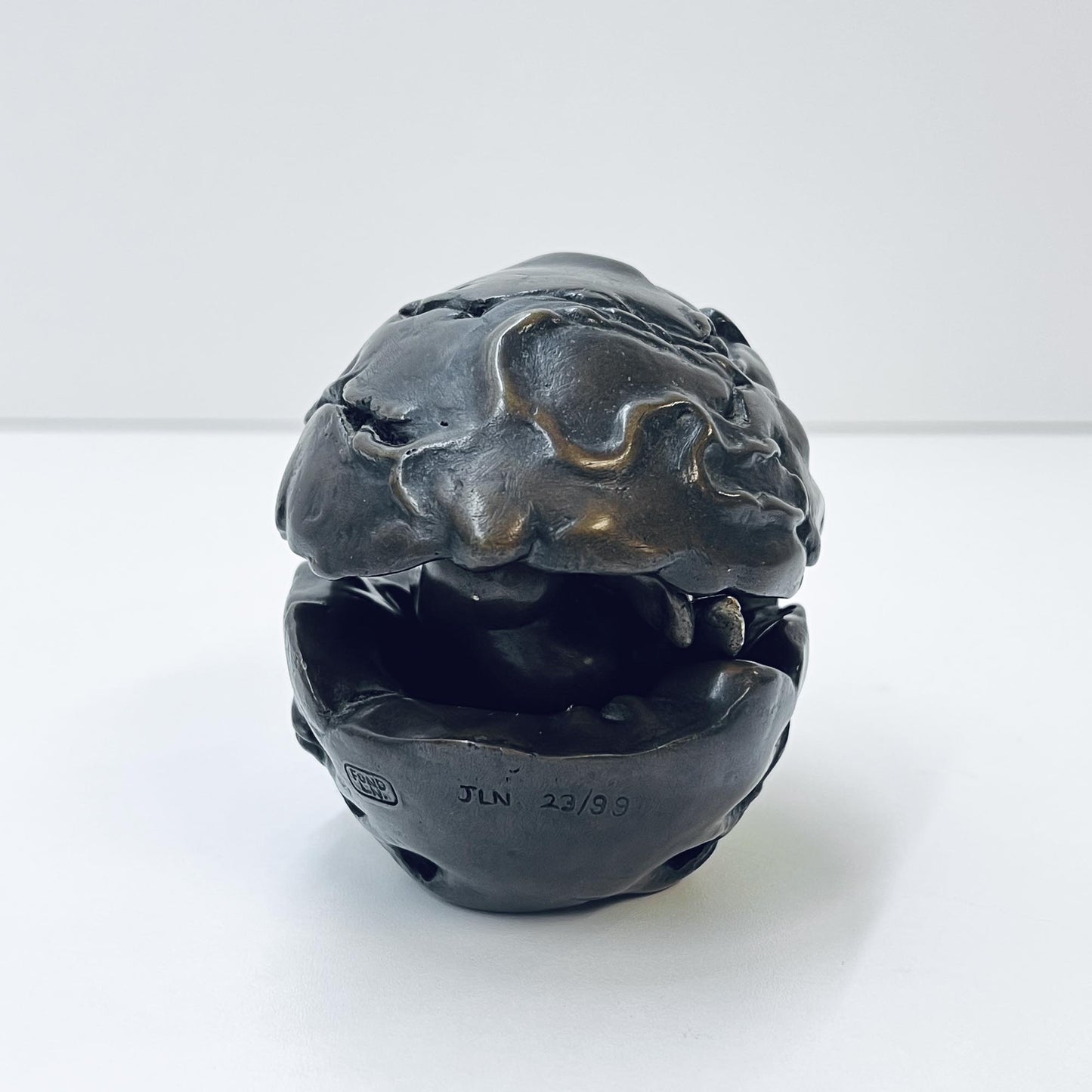 Schlafende Frau in einem Ei, Bronze