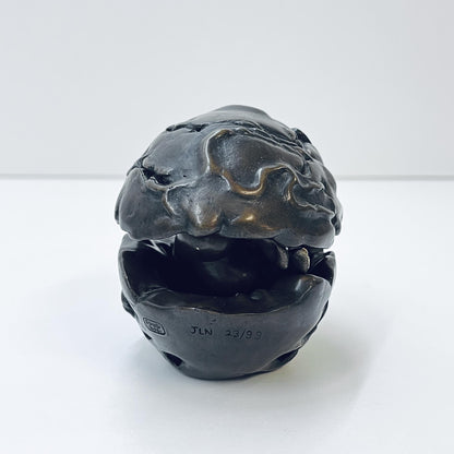 Schlafende Frau in einem Ei, Bronze