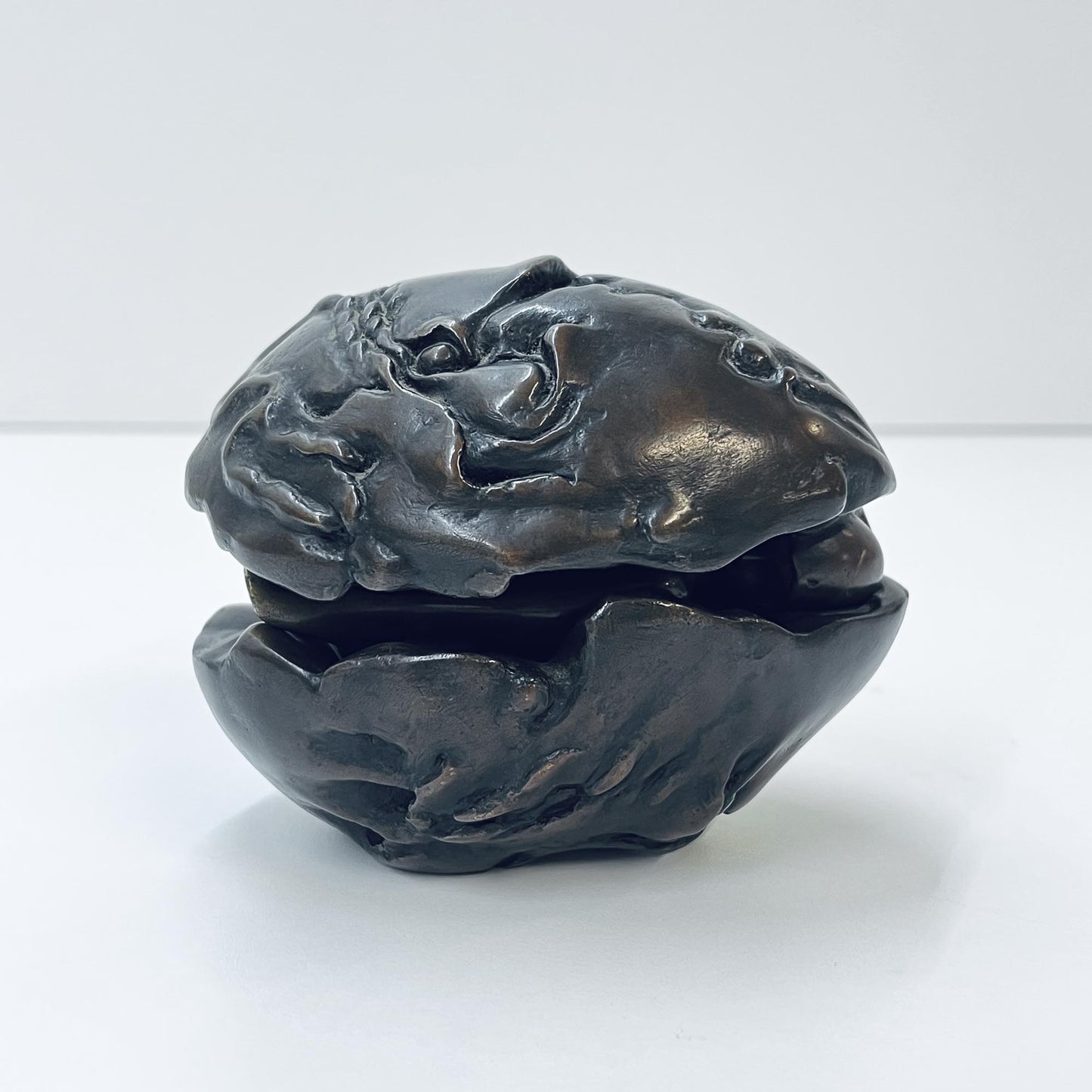 Schlafende Frau in einem Ei, Bronze