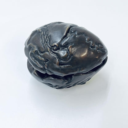 Schlafende Frau in einem Ei, Bronze