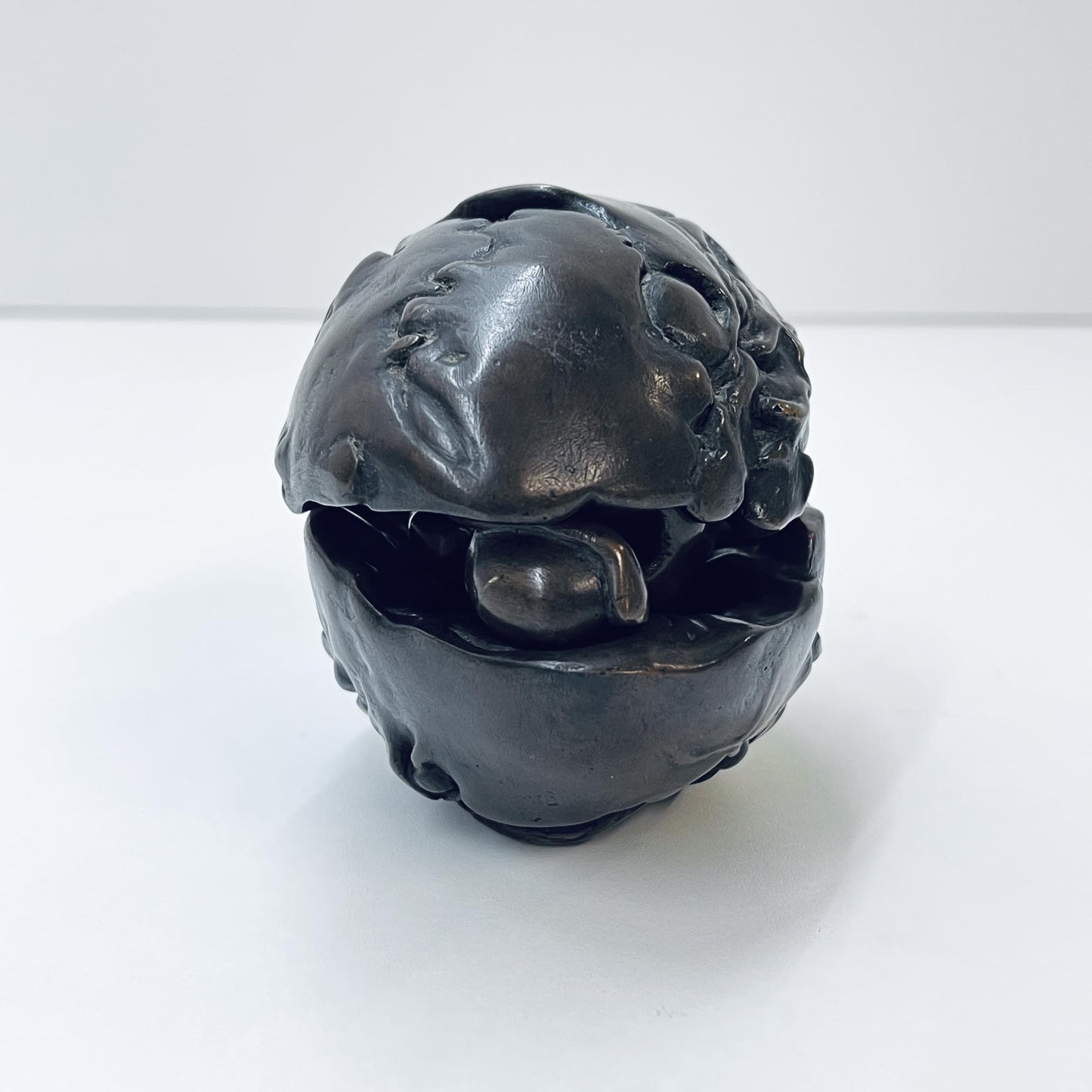 Schlafende Frau in einem Ei, Bronze