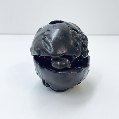 Schlafende Frau in einem Ei, Bronze