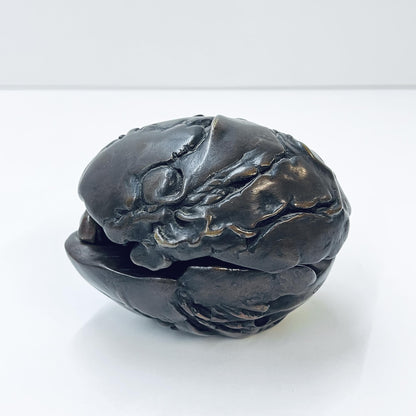 Schlafende Frau in einem Ei, Bronze