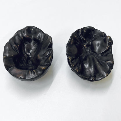 Schlafende Frau in einem Ei, Bronze