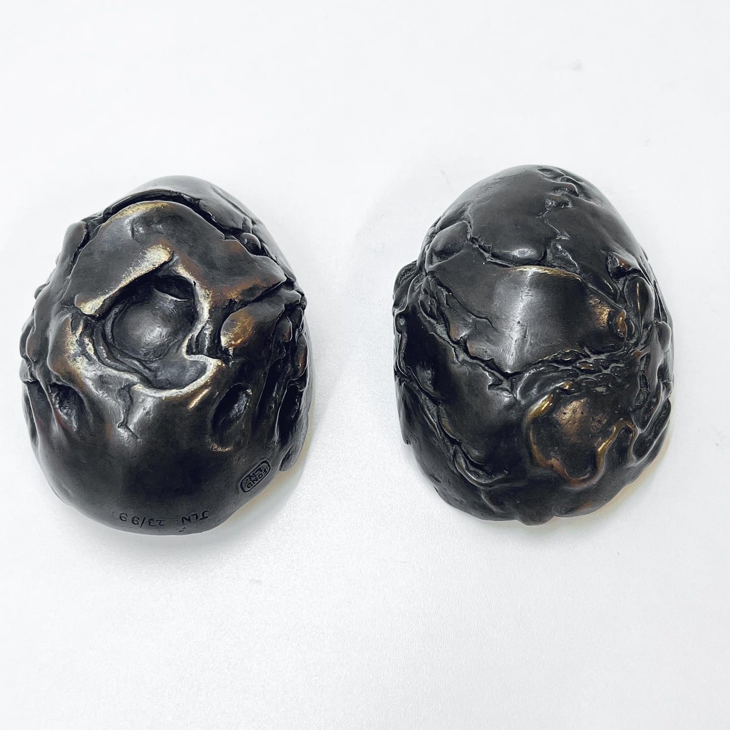 Schlafende Frau in einem Ei, Bronze