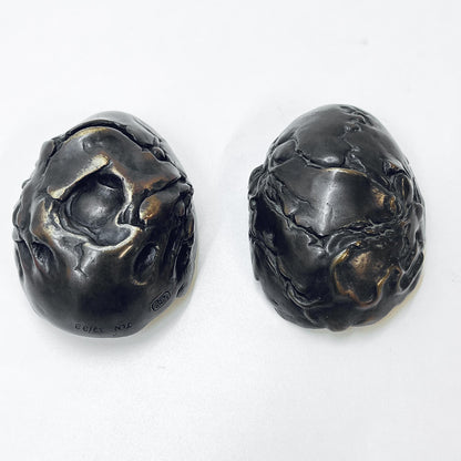 Schlafende Frau in einem Ei, Bronze