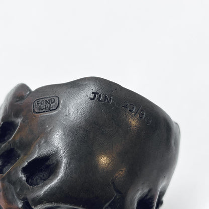 Schlafende Frau in einem Ei, Bronze