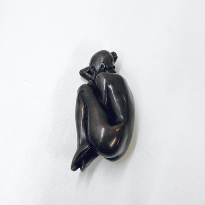 Schlafende Frau in einem Ei, Bronze