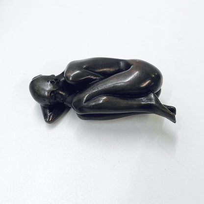 Schlafende Frau in einem Ei, Bronze