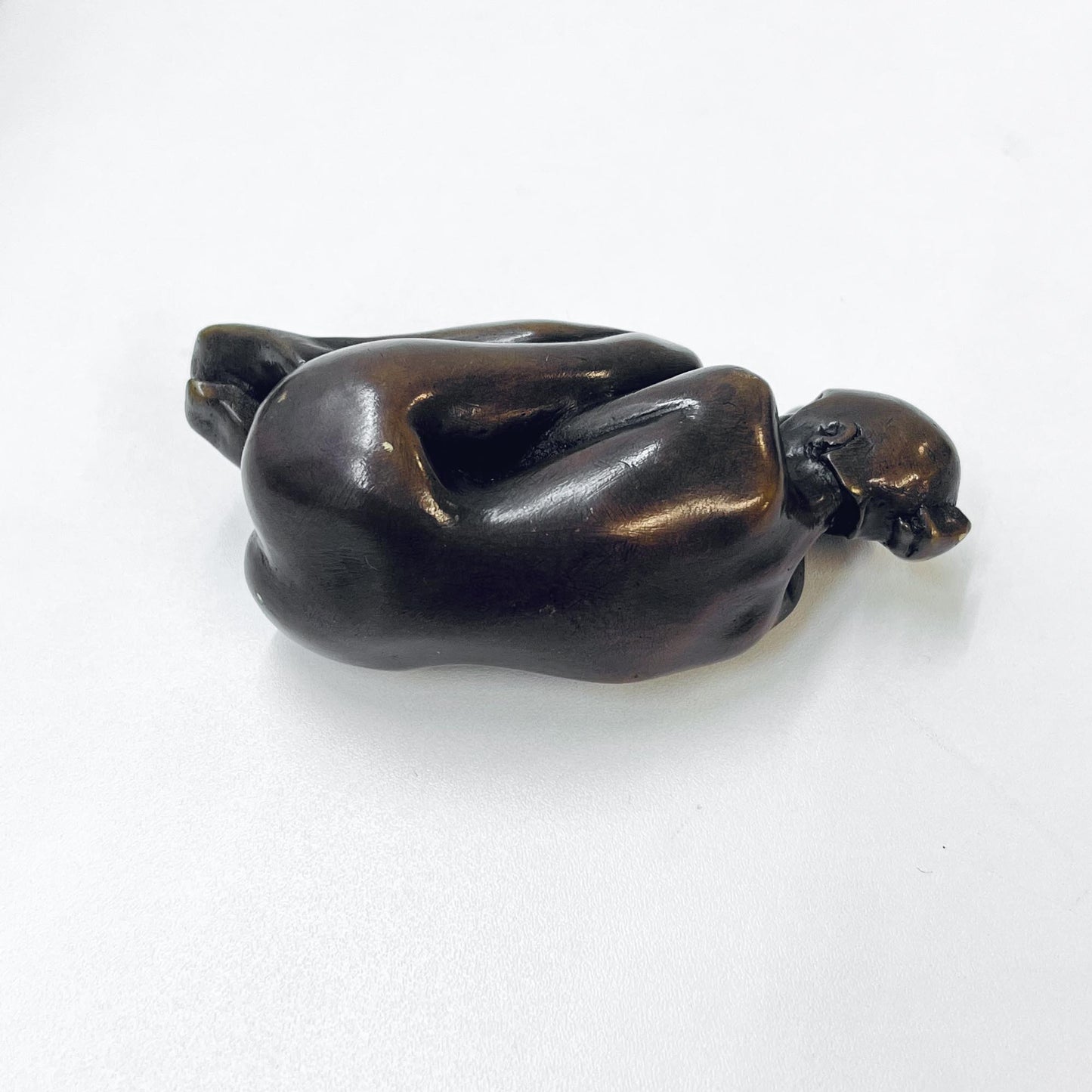 Schlafende Frau in einem Ei, Bronze