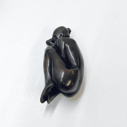 Schlafende Frau in einem Ei, Bronze