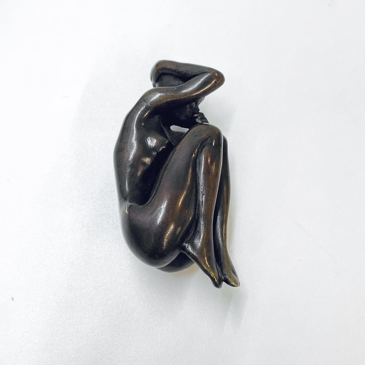 Schlafende Frau in einem Ei, Bronze