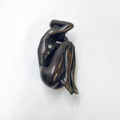 Schlafende Frau in einem Ei, Bronze