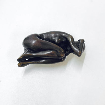 Schlafende Frau in einem Ei, Bronze