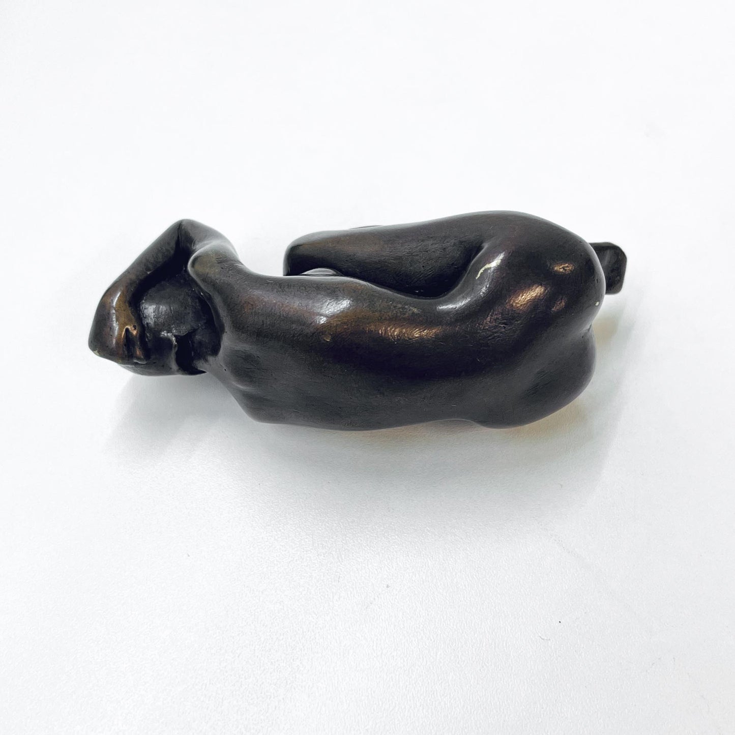 Schlafende Frau in einem Ei, Bronze