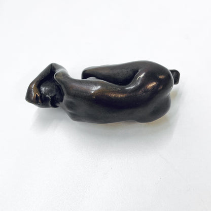 Schlafende Frau in einem Ei, Bronze