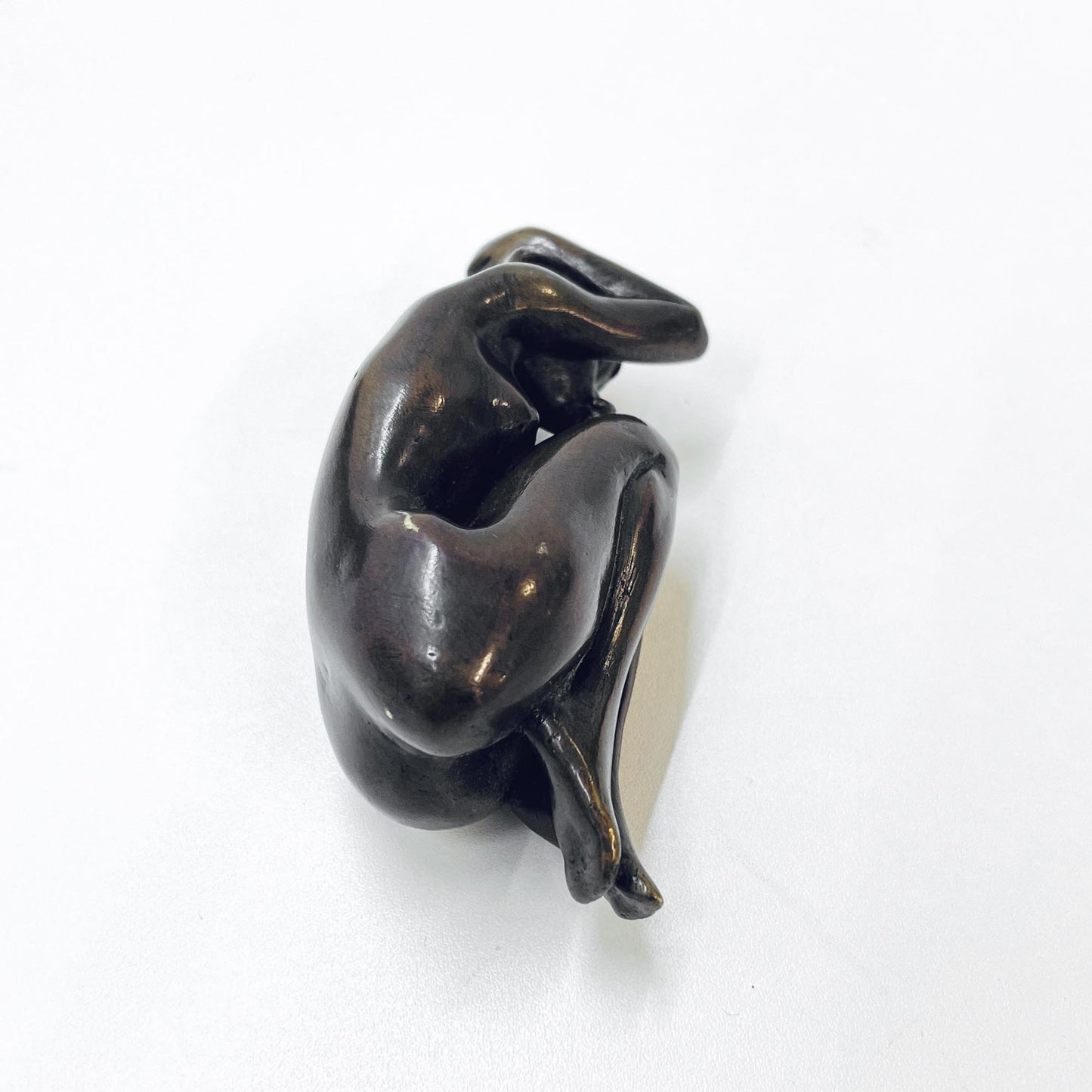 Schlafende Frau in einem Ei, Bronze