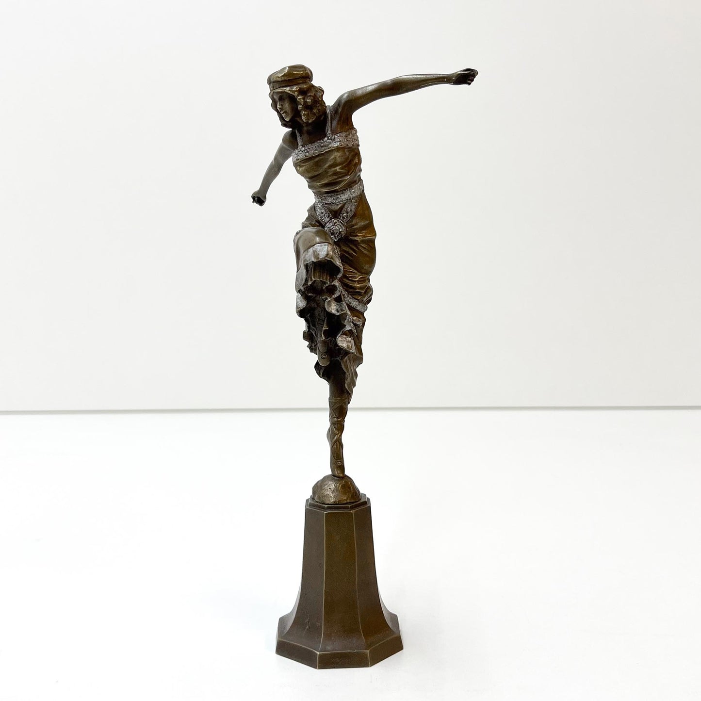 Tänzerin auf Sockel, Art Déco