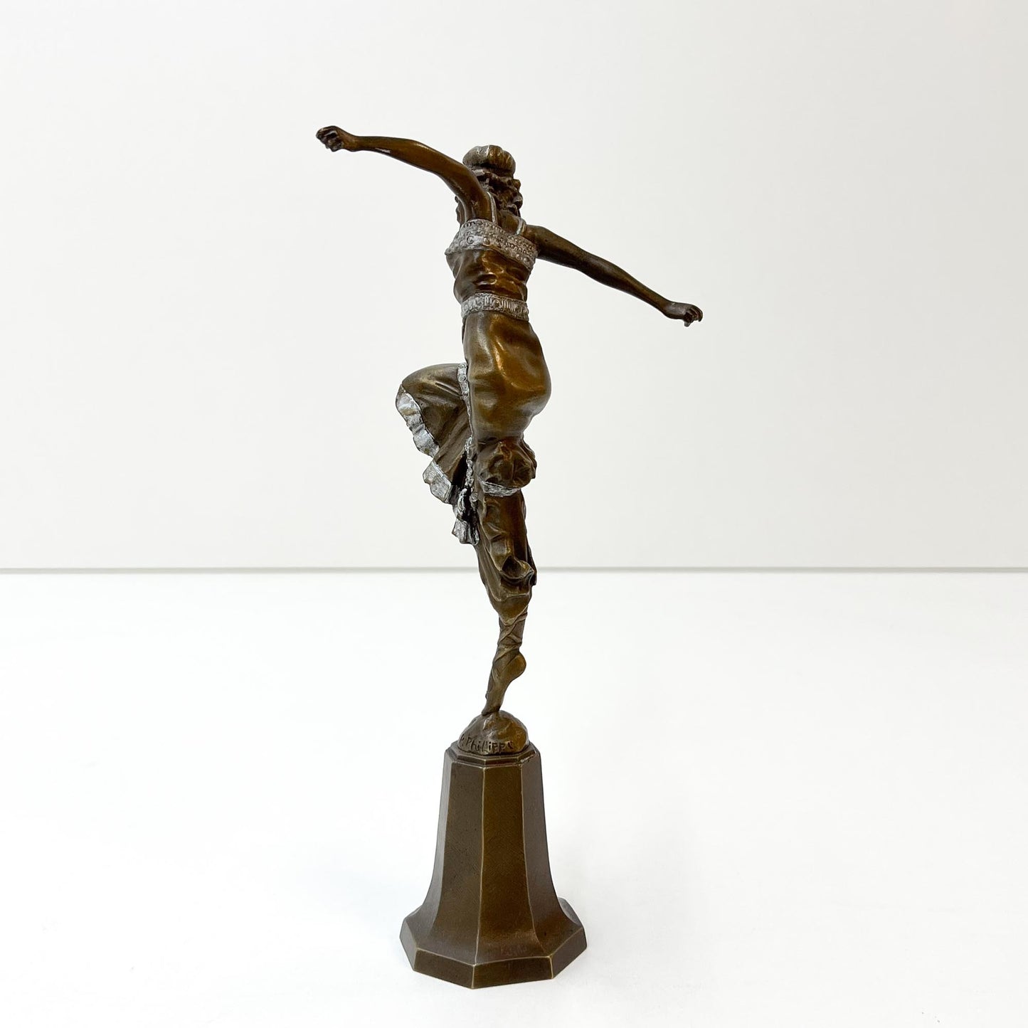 Tänzerin auf Sockel, Art Déco