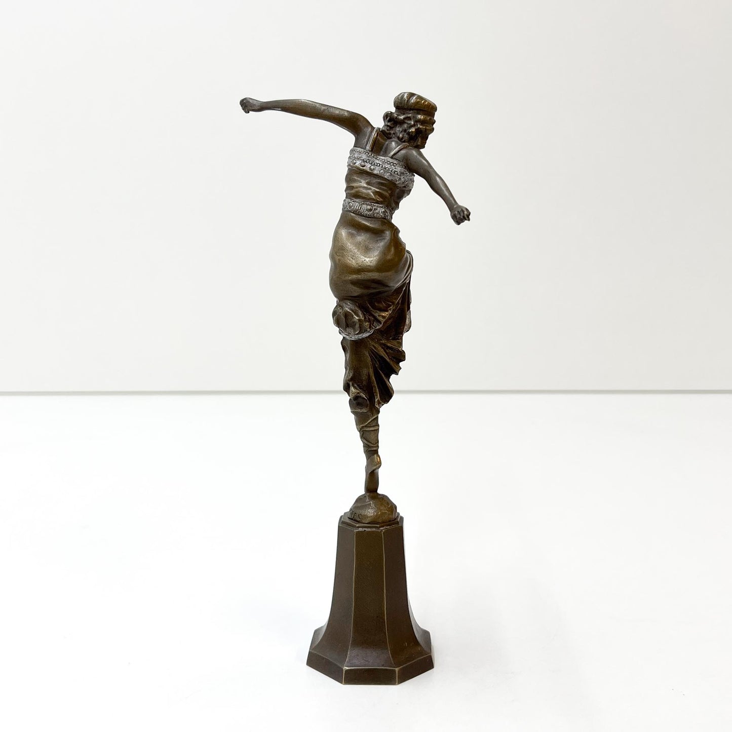 Tänzerin auf Sockel, Art Déco