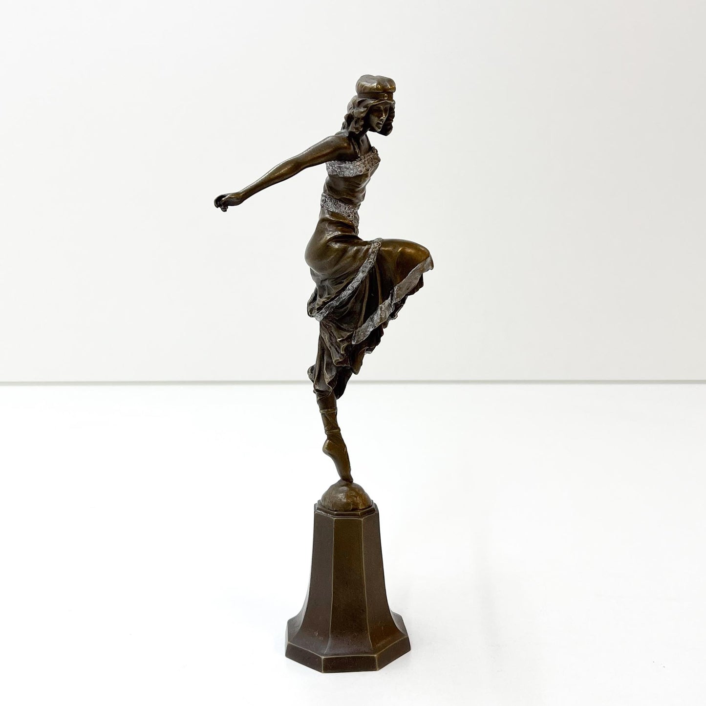 Tänzerin auf Sockel, Art Déco