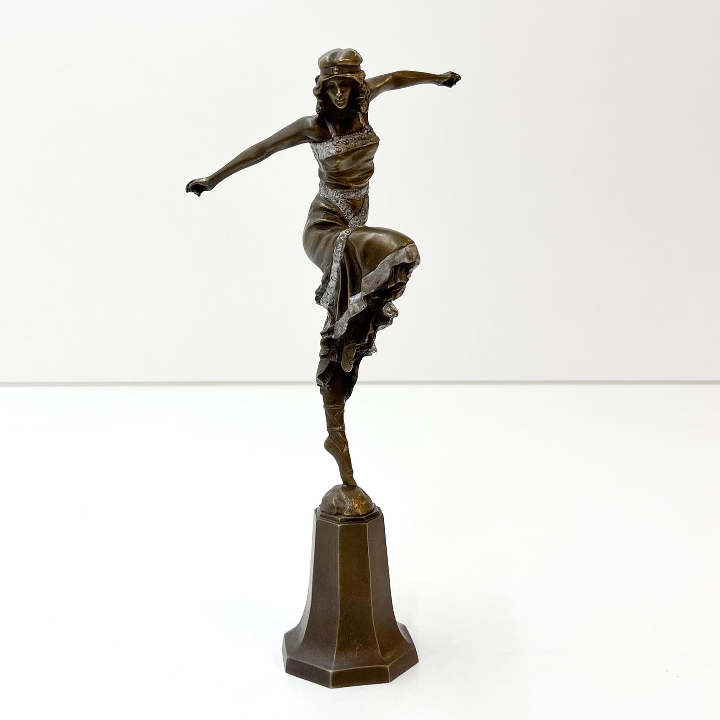 Tänzerin auf Sockel, Art Déco