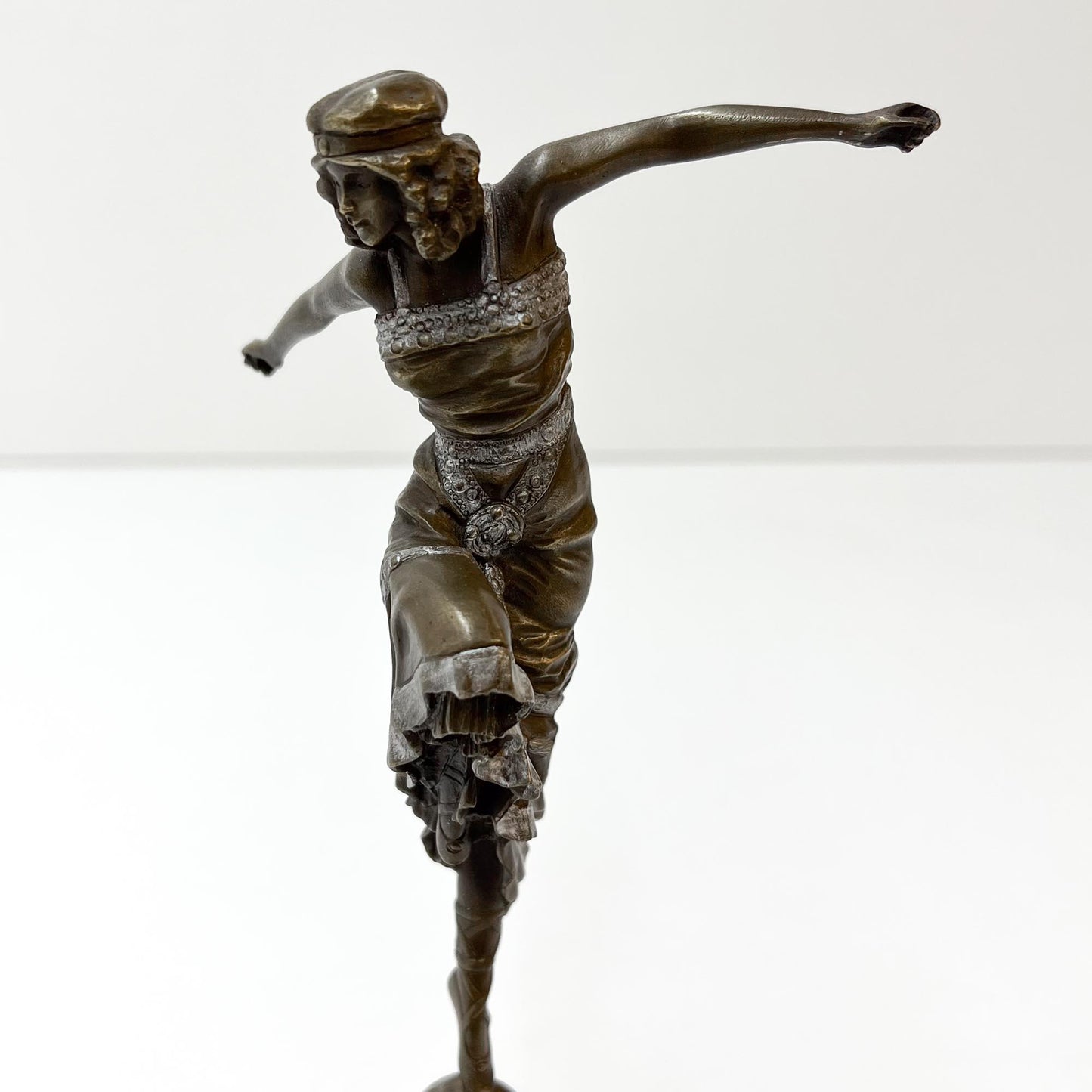 Tänzerin auf Sockel, Art Déco