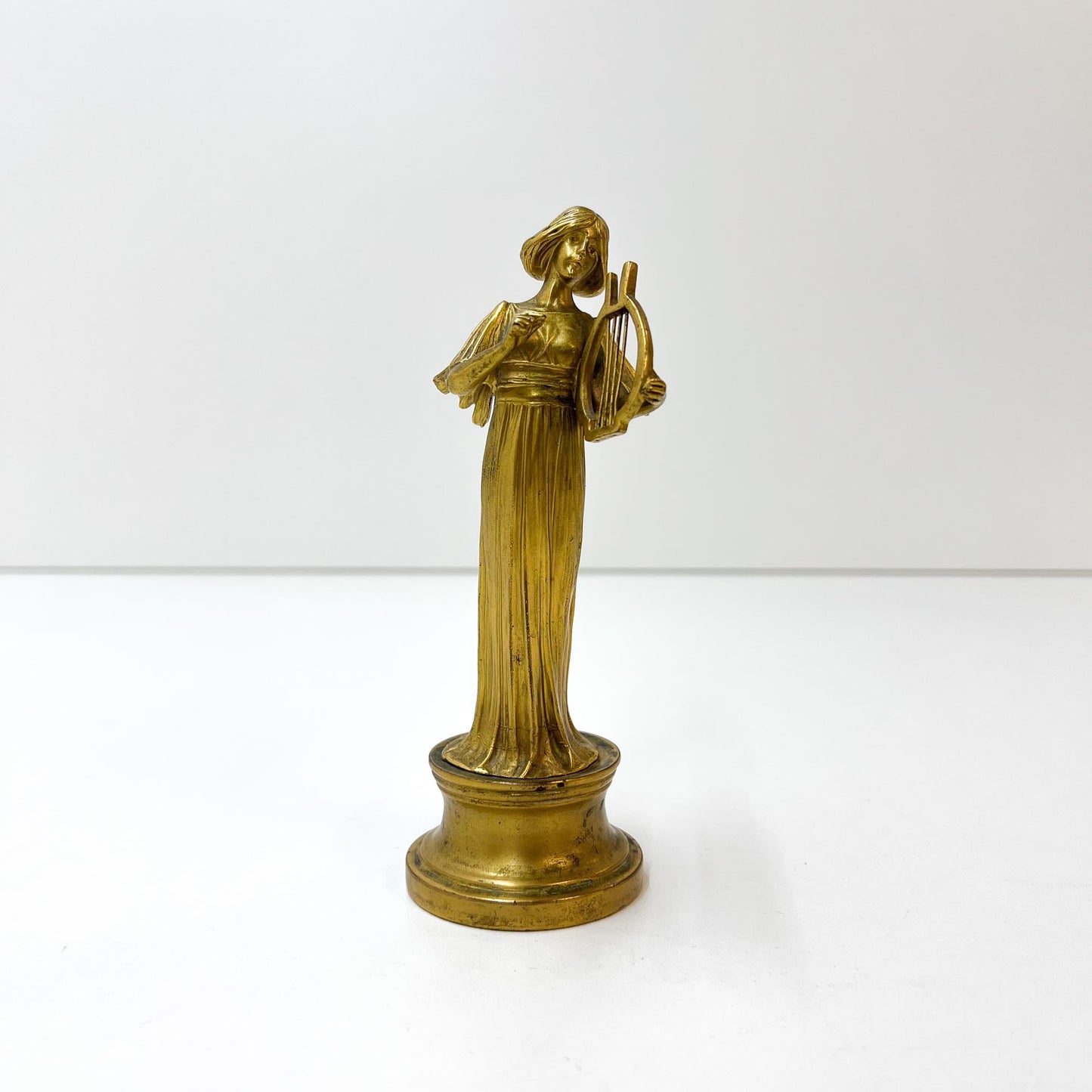 Frau mit Lyra auf Sockel, Bronze, Jugendstil