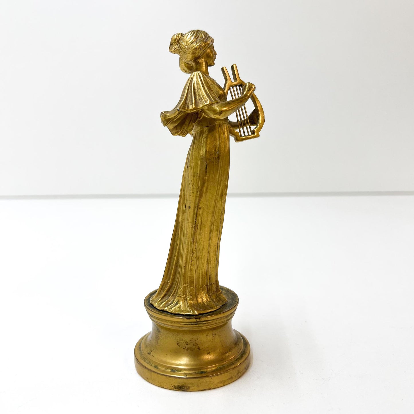 Frau mit Lyra auf Sockel, Bronze, Jugendstil
