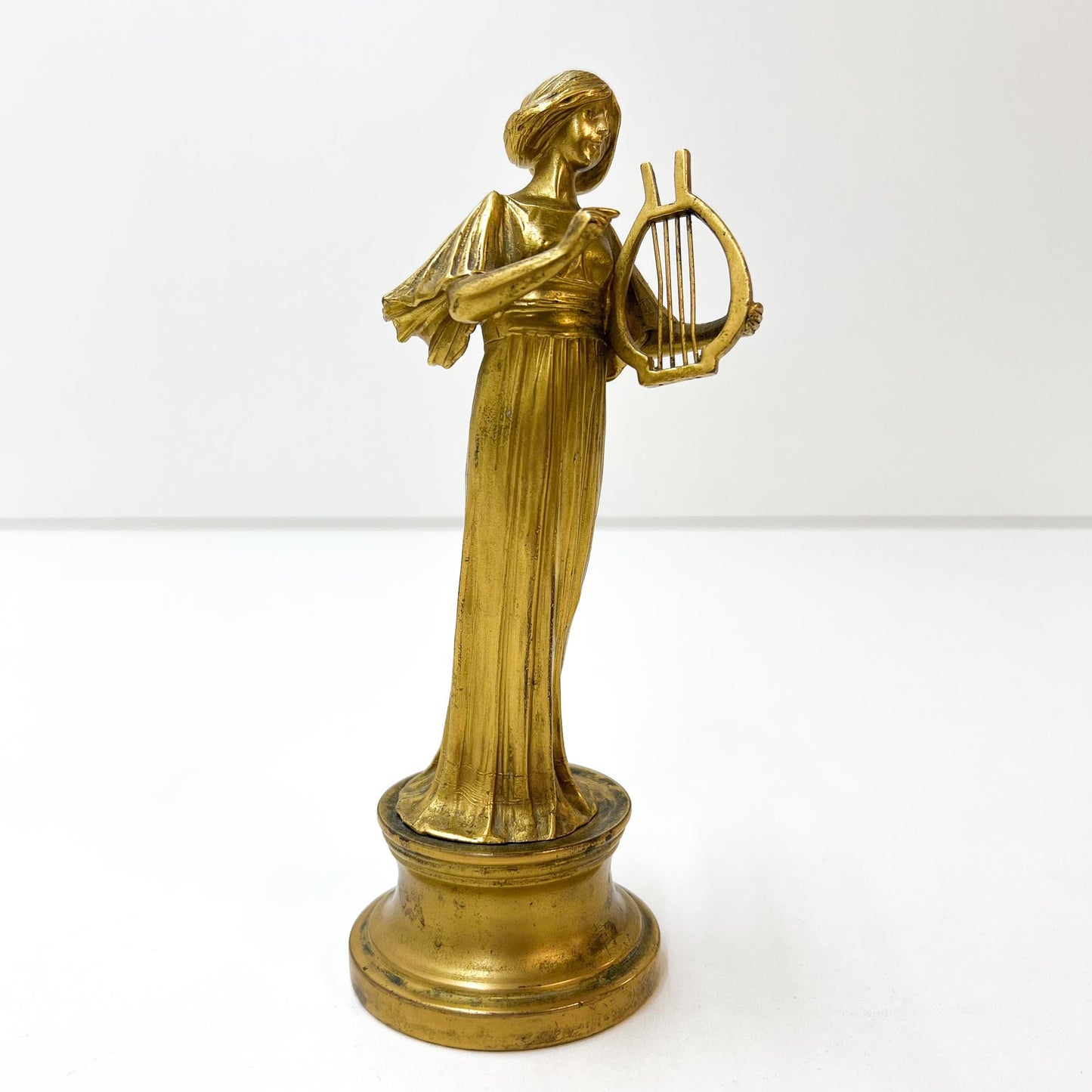 Frau mit Lyra auf Sockel, Bronze, Jugendstil