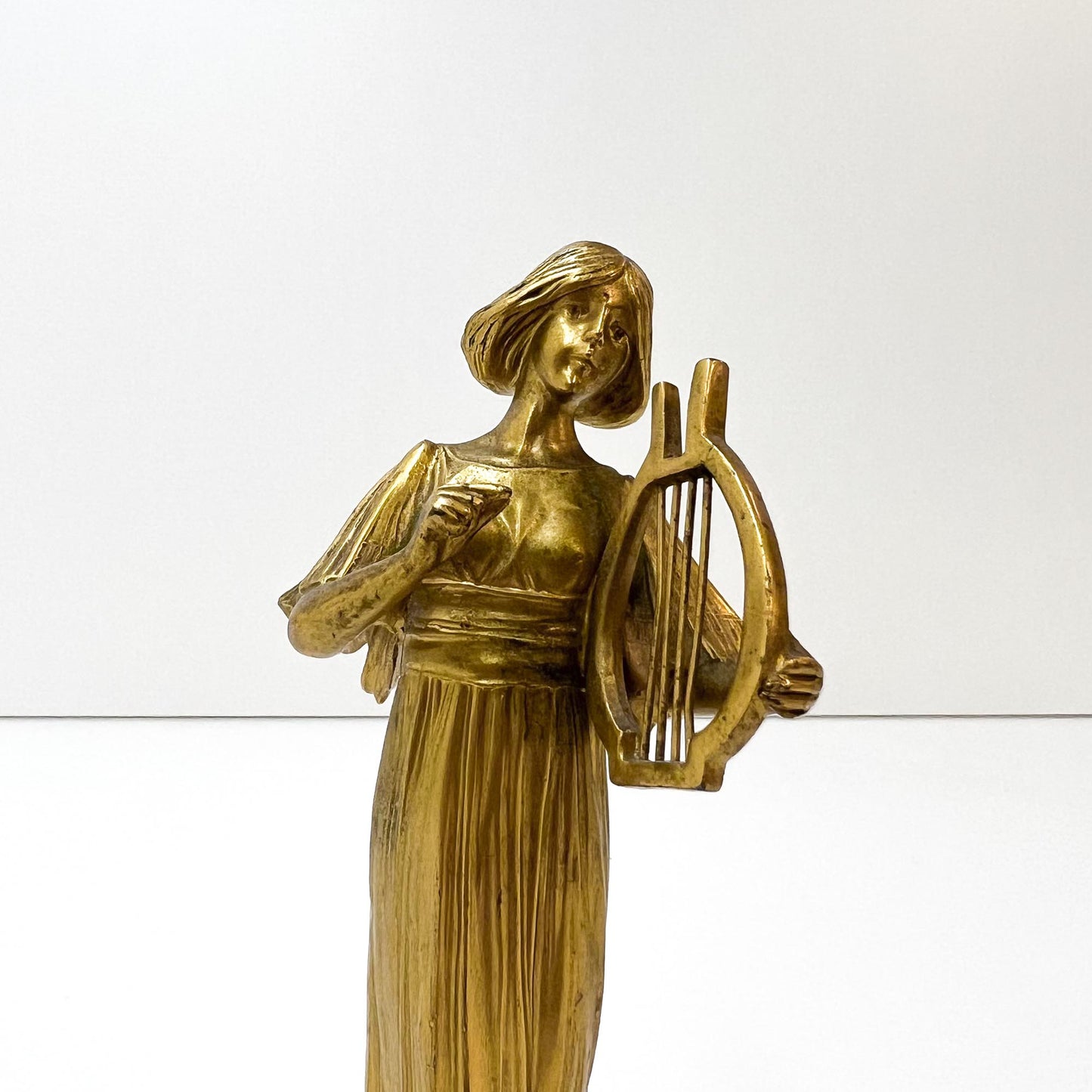 Frau mit Lyra auf Sockel, Bronze, Jugendstil